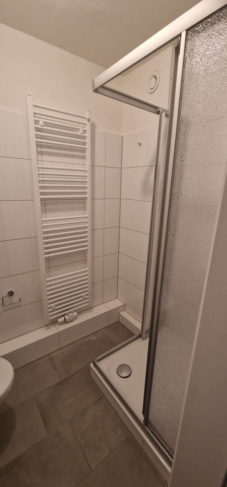 Attraktive 2-Zimmer-DG-Wohnung mit neu saniertem Duschbad und Außenstellplatz