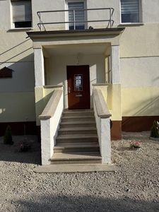 Frisch renovierte 4-Zimmer-Wohnung mit Wintergarten und großen Garten