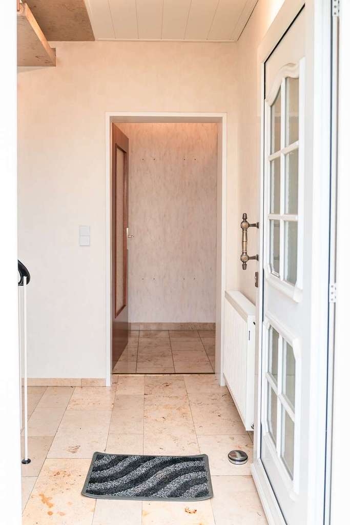 Immobilie in Volkmarsen - Großzügiges Familienhaus mit Terrasse, Balkon und zwei Garagen - Bild 2