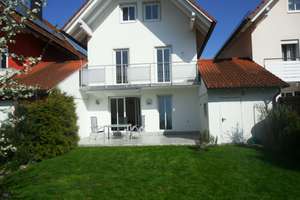Neuwertiges Haus in zentraler Lage mit Einbauküche und tollem Garten in Metten – Bahnhofstraße 4, 94526 Metten – Vorschaubild 1