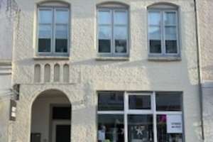 RESERVIERT - Einfamilienhaus mit Gewerbeeinheit in zentraler Lage von Friedrichstadt zu verkaufen – Die vollständige Adresse der Immobilie erhältst du vom Anbieter., 25840 Friedrichstadt – Vorschaubild 1