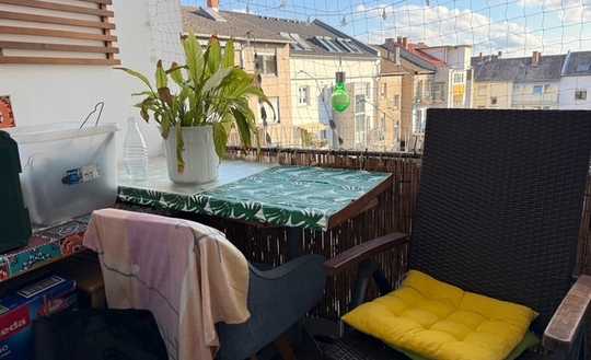 Hochoben über der Stadt. 
5. Stock mit Fahrstuhl und zwei Balkonen.