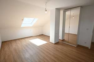 Helle 3-Zimmer-Dachgeschosswohnung mit Weinbergblick in Würzburg-Heidingsfeld – Die vollständige Adresse der Immobilie erhältst du vom Anbieter., 97084 Heidingsfeld, Würzburg – Vorschaubild 4