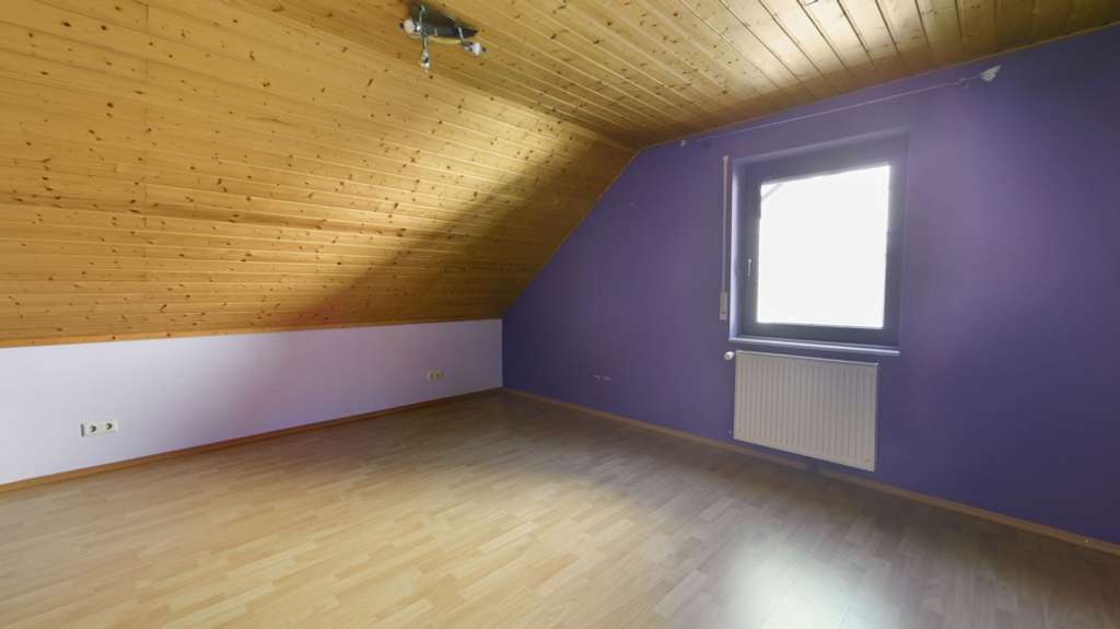 Immobilie in Wartenberg-Rohrbach - Charmante Dachgeschosswohnung im 3-Parteienhaus mit Balkon, Garten, Stellpaltz und Garage - Bild 3
