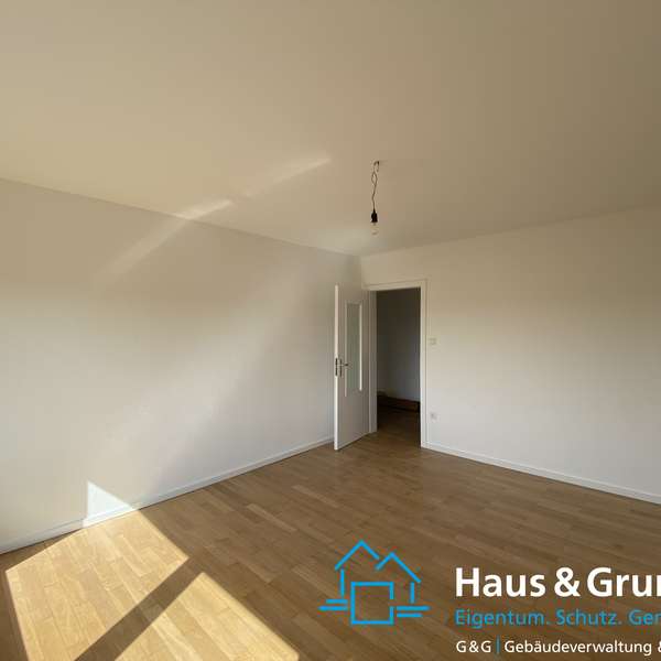 *** frisch renovierte 3-Zimmer-Wohnung - Echtholzparkett - Süd/West Balkon - Naturgarten ***