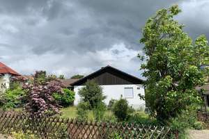 Charmanter Winkelbungalow in Oberdürrbach – Plana-Einbauküche, Terrasse, Garage & Stellplatz – Die vollständige Adresse der Immobilie erhältst du vom Anbieter., 97080 Dürrbachtal, Würzburg – Vorschaubild 2