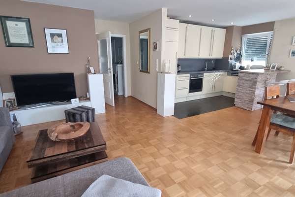 Großzügige Maisonettewohnung mit Balkon und Gartenanteil in gepflegtem 2-Parteien-Haus!