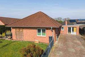 Gepflegter Bungalow mit Kamin, überdachter Süd-West-Terrasse und schönem Grundstück – Die vollständige Adresse der Immobilie erhältst du vom Anbieter., 26810 Westoverledingen – Vorschaubild 1