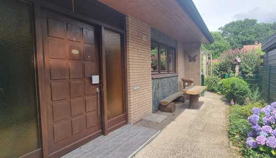 Bild von Großes Haus auf zwei Etagen mit schönem Garten und Garage - ca. 6 % Rendite möglich