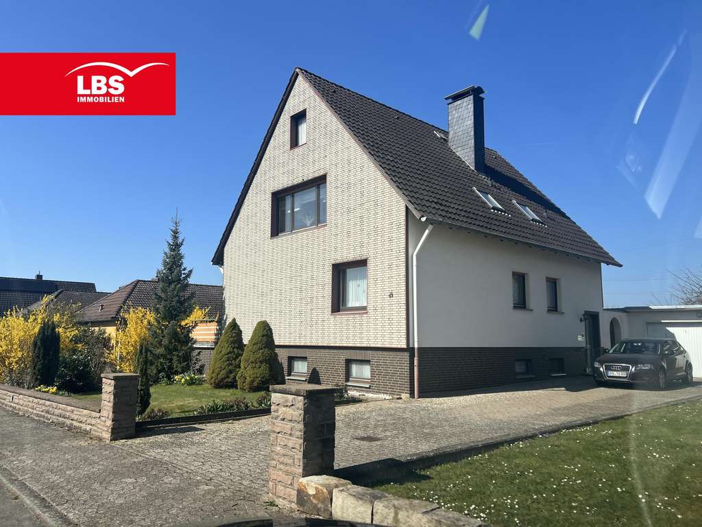 Gepflegtes Zweifamilienhaus m. Doppelgarage und Garten und Ausbaupotenzial