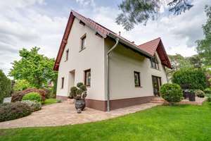 Stilvolles Einfamilienhaus mit gepflegtem Garten und zusätzlichem Nebengebäude – Die vollständige Adresse der Immobilie erhältst du vom Anbieter., 12623 Mahlsdorf, Berlin – Vorschaubild 2