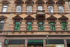 ALTBAU AT ITS BEST! STILVOLLE 3-ZIMMER-WOHNUNG INMITTEN DER WIESBADENER FUSSGÄNGERZONE! – Die vollständige Adresse der Immobilie erhältst du vom Anbieter., 65185 Mitte, Wiesbaden – Vorschaubild 1