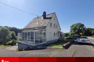 Gemeinde Dreisbach: Freistehendes Einfamilienhaus mit drei Garagen und großem Areal – Die vollständige Adresse der Immobilie erhältst du vom Anbieter., 56472 Dreisbach – Vorschaubild 1