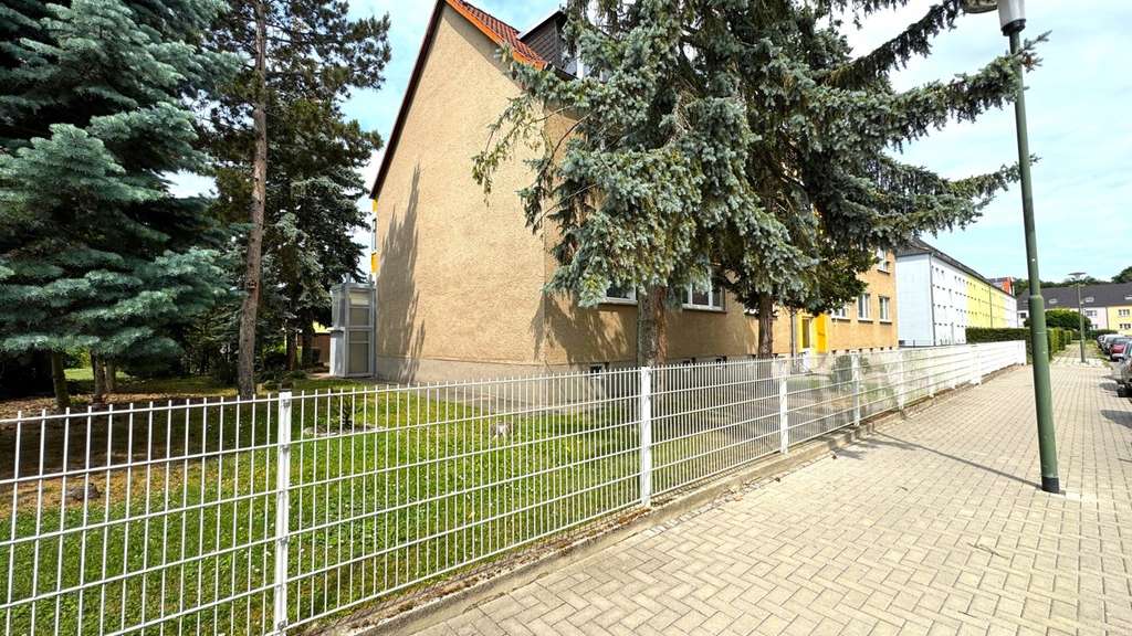 Immobilie in Dessau-Roßlau - Smart investieren oder entspannt wohnen – 2,5-Zimmer-Wohnung in ruhiger Lage! - Bild 1
