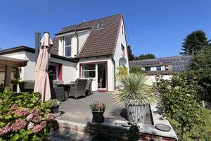 Wohnen & Vermieten in Top-Lage: Haus mit bis zu vier Einheiten! – Die vollständige Adresse der Immobilie erhältst du vom Anbieter., 27476 Cuxhaven – Vorschaubild 1
