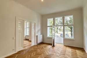HOCHWERTIG SANIERTER, ELEGANTER STUCKALTBAU MIT GROSSER TERRASSE ZUM RUHIGEN INNENHOF – Trautenaustrasse 8, 10717 Wilmersdorf, Berlin – Vorschaubild 2