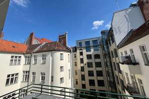 Bezugsfreie 2-Zimmer-Altbauwohnung mit Balkon direkt am Kleinen Tiergarten – Alt-Moabit 104a, 10559 Moabit, Berlin – Vorschaubild 1