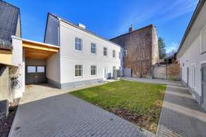 232 m² kernsaniertes Zweifamilienhaus mit Remise, Innenhof und moderner Energietechnik