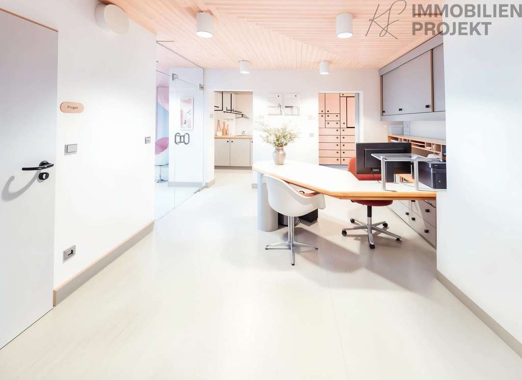 Großzügige Praxis mit Aufzug, Patientenparkplätzen, Bushaltestelle, 2 TG-Stellplätzen und Balkonen