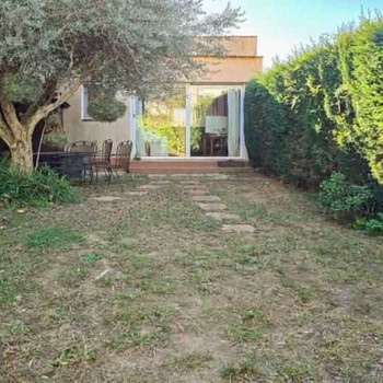 Charmantes Reihenhaus in einer sicheren Residenz mit Garten und Gemeinschaftspool