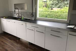 Nähe Porsche, exklusive Loft-artige 2-Zi.-EG-Wohnung mit Balkon und EBK in Zuffenhausen – Im Salzweg 78, 70439 Zuffenhausen-Frauensteg, Stuttgart – Vorschaubild 3