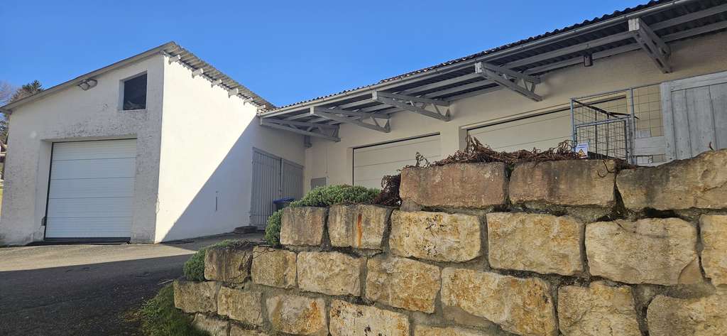 Immobilie in Hausen am Bussen - Großes Bauernhaus mit 10 Zimmern in Hausen am Bussen - Bild 1