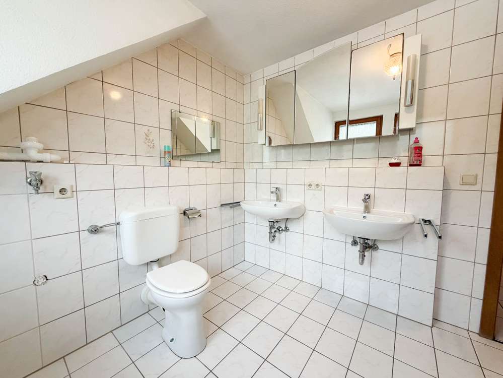 Immobilie in Itzgrund - Helle 3-Zimmer-Maisonettewohnung mit Balkon, Weitblick & Garage in gepflegtem Mehrfamilienhaus - Bild 4