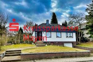Charmanter Bungalow mit großzügigem Grundstück in ruhiger Wohnlage – Die vollständige Adresse der Immobilie erhältst du vom Anbieter., 56753 Welling – Vorschaubild 1
