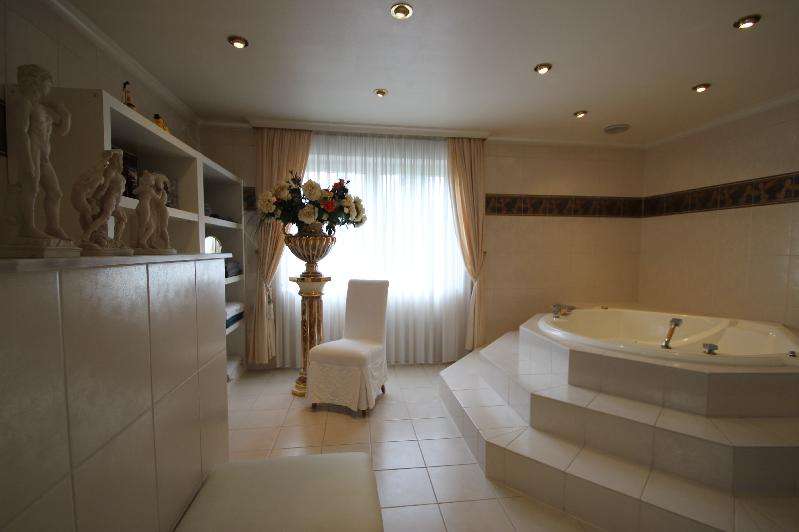 Immobilie in Rheinbreitbach - Einfamilienhaus mit Top-Ausstattung 2 Bäder ruhiger Lage Garten Garage Carport schöne Au - Bild 7