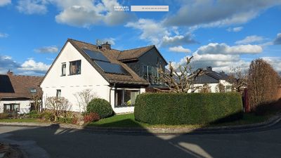 Wunderschönes sehr großes Zweifamilienhaus mit Doppelgarage und 6 Stellplätze