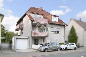 Solides 4-Familienhaus mit Garagen und Balkonen am ländlichen Stadtrand