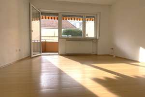 Schön geschnittene, helle 3 ZKB-Erdgeschosswohnung mit Südloggia und Garage