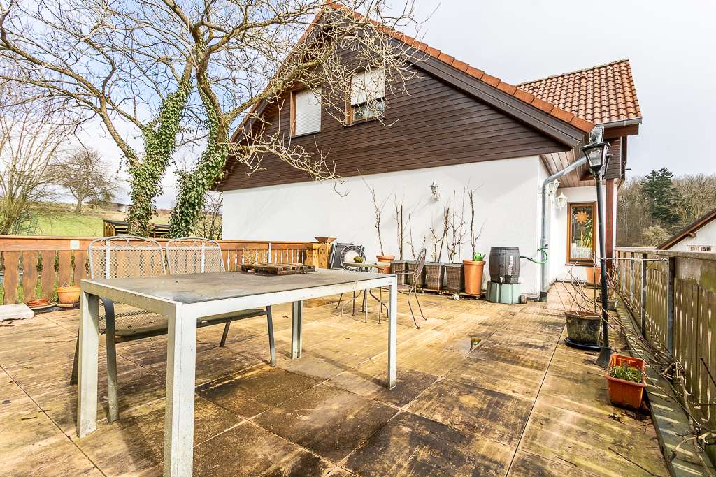 Immobilie in Üdersdorf - Einfamilienhaus mit vermieteter Einliegerwohnung, wunderschönem Garten, großer Terrasse und Garage. - Bild 2