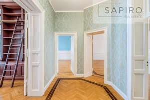 KLASSISCHE ALTBAUELEGANZ MIT 4,10 M 
DECKENHÖHE IN ZENTRALER KU'DAMM-LAGE – Die vollständige Adresse der Immobilie erhältst du vom Anbieter., 10789 Charlottenburg, Berlin – Vorschaubild 2