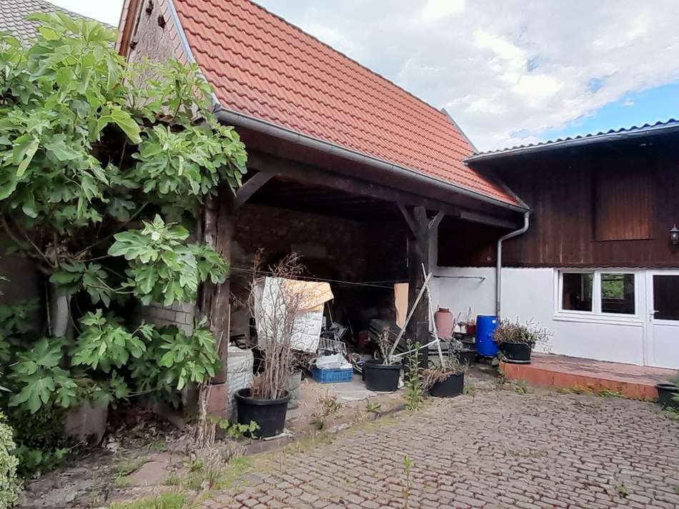 Innenhof mit Carports (1)