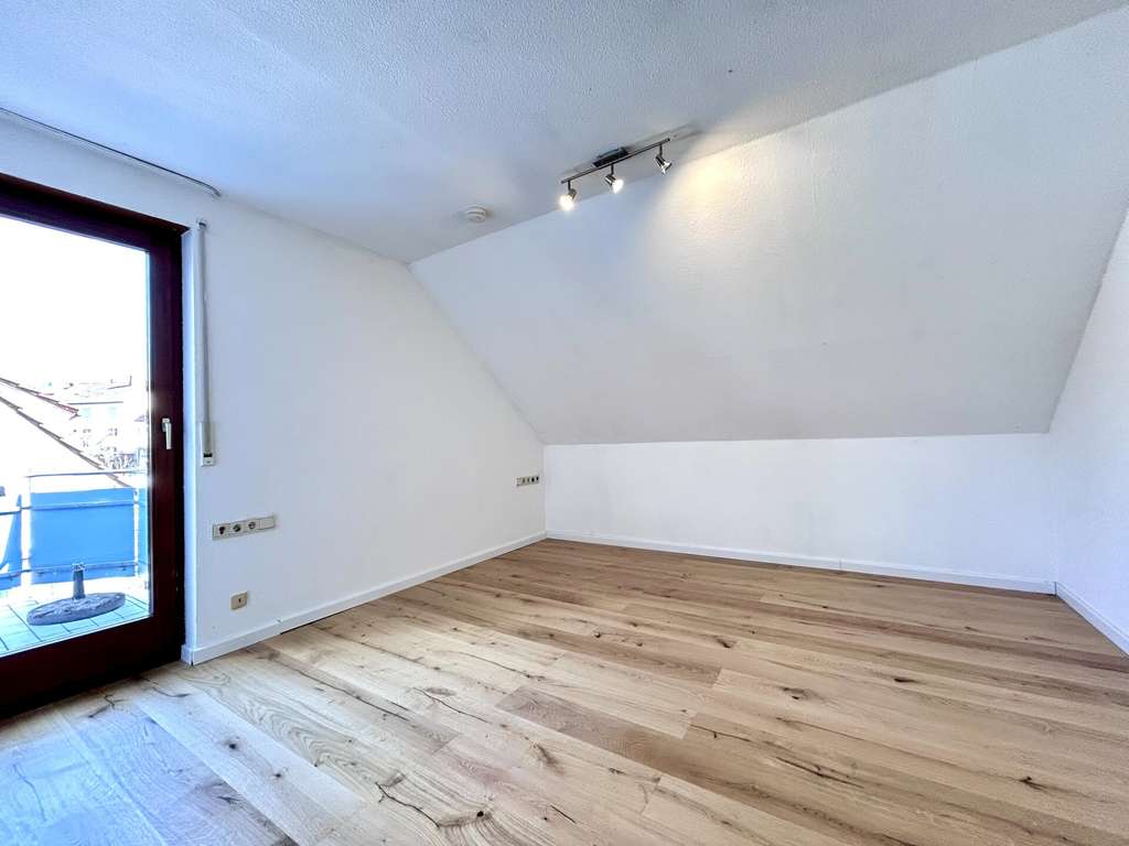Immobilie in Altbach - Gepflegte Dachgeschosswohnung mit Balkon, TG-Stellplatz und zusätzlich ausgebautem Spitzboden - Bild 4