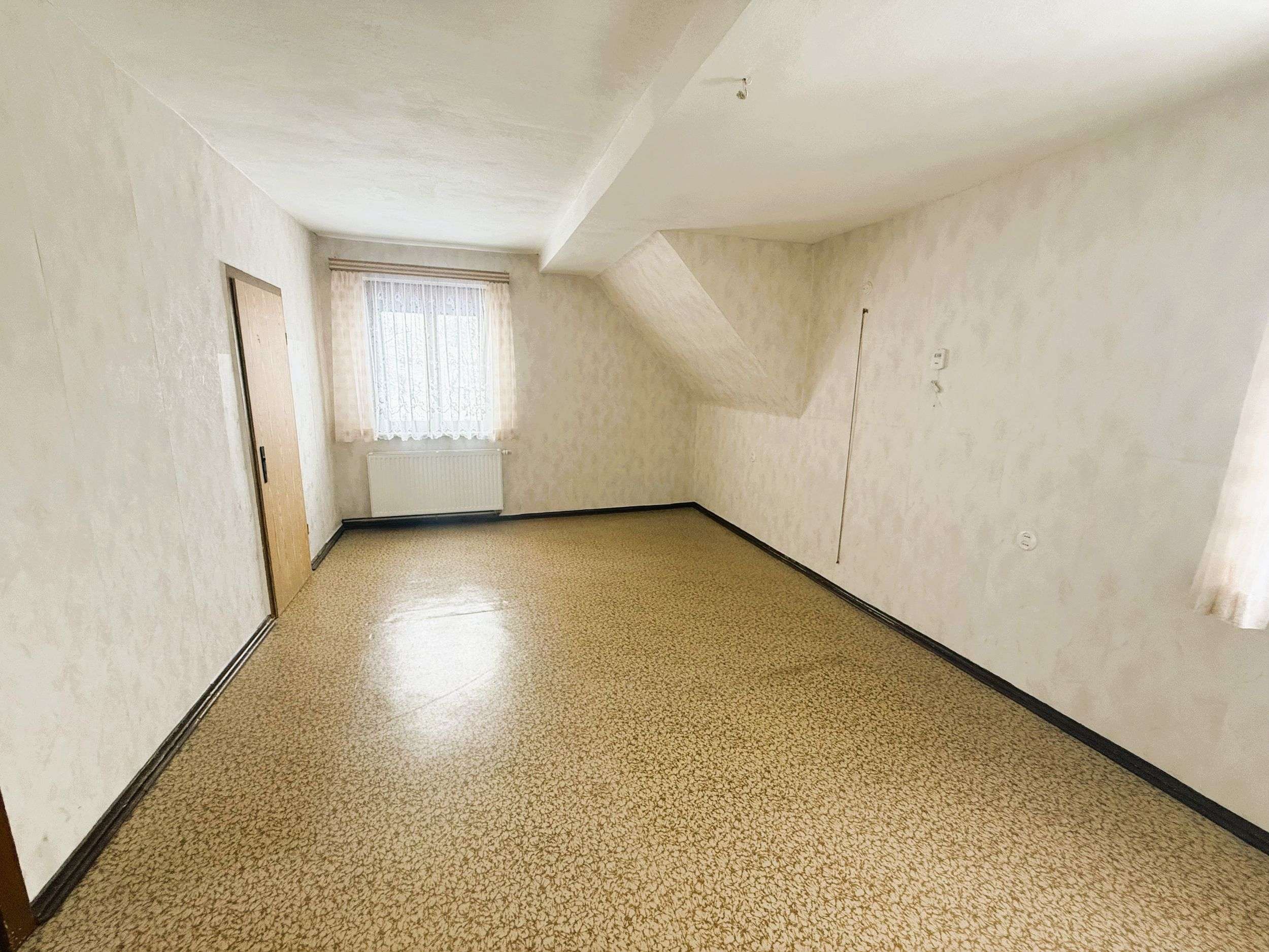 Immobilie in Steinbach-Hallenberg - Charmante Doppelhaushälfte mit Potenzial zur individuellen Gestaltung - Bild 2