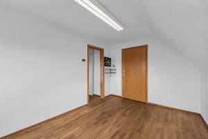 Ravensburg-Sonnenbüchel
Renovierungsbedürftiges Einfamilienhaus in familienfreundlicher Wohnlage – Die vollständige Adresse der Immobilie erhältst du vom Anbieter., 88212 Ravensburg – Vorschaubild 18