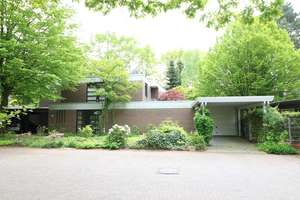 Zentral gelegenes, zweigeschossiges Wohnhaus mit Keller, Garage sowie Carport und schönem Garten