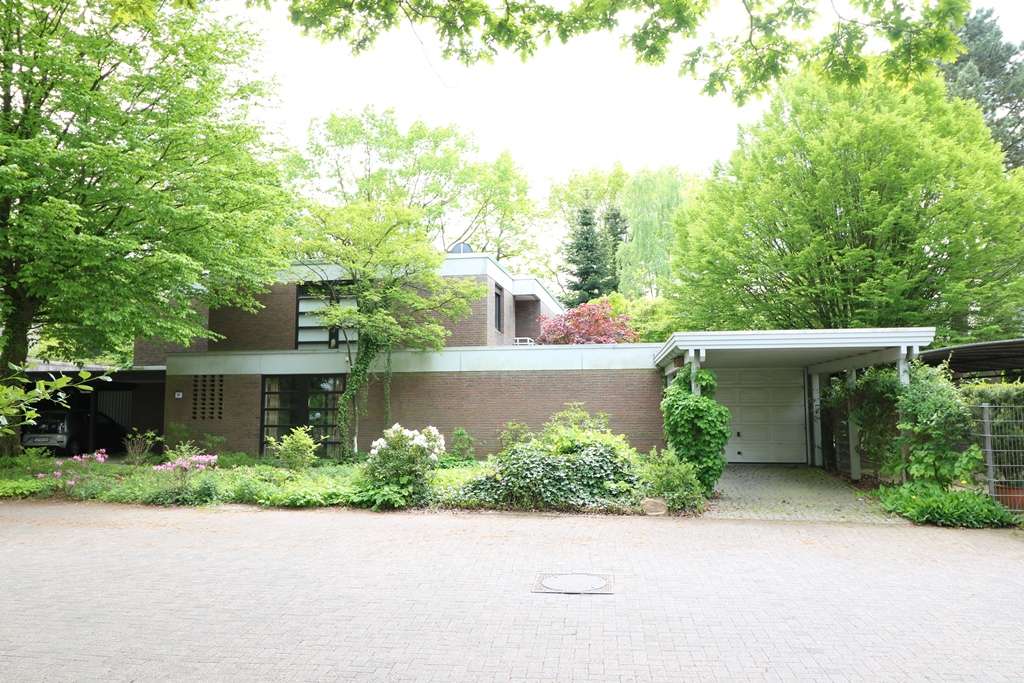Immobilie in Cloppenburg - Zentral gelegenes, zweigeschossiges Wohnhaus mit Keller, Garage sowie Carport und schönem Garten - Bild 0