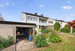 Garage, Terrasse und Rückansic