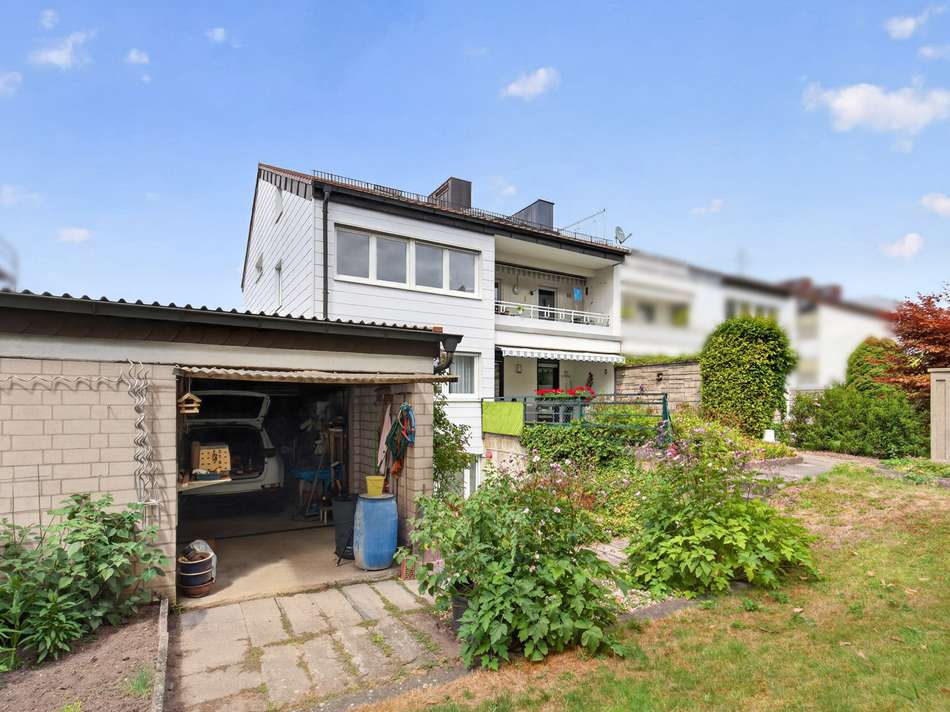 Garage, Terrasse und Rückansic