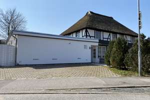 Stilvolle, geräumige und gepflegte 1-Zimmer-Erdgeschosswohnung mit Balkon und Einbauküche in Lübeck