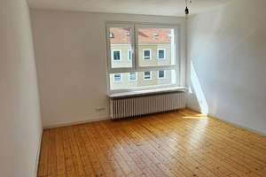 Kernsaniert: Neues Bad, neue Küche, echter Holzdielenboden — bezugsfertig für Singles, Paare o. WG – Juister Weg 10, 30163 List, Hannover – Vorschaubild 1