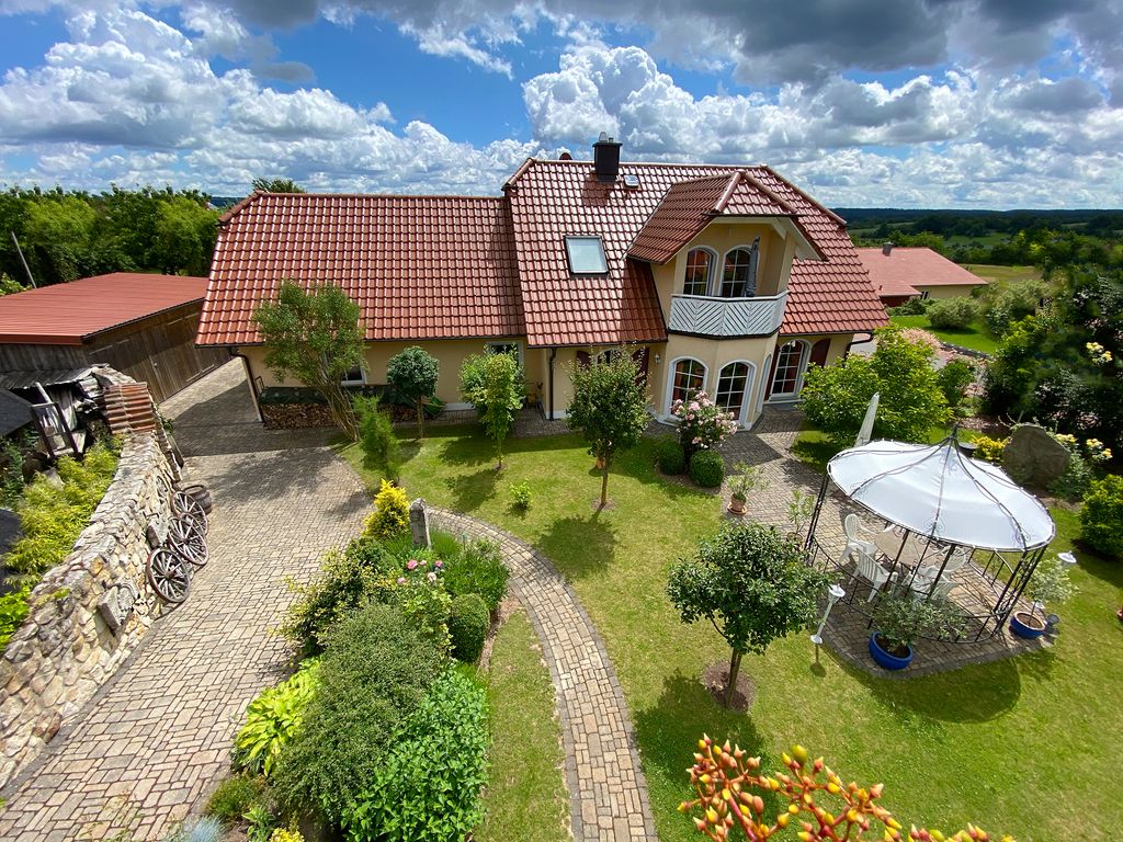 Modernes Einfamilienhaus mit Traumgarten bei Bad Brückenau