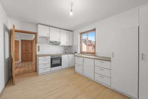Großes Mehrfamilienhaus, Pool u. Doppelgarage, gepflegt, teilrenoviert – Hochlandstraße 27, 80995 Feldmoching, München – Vorschaubild 27