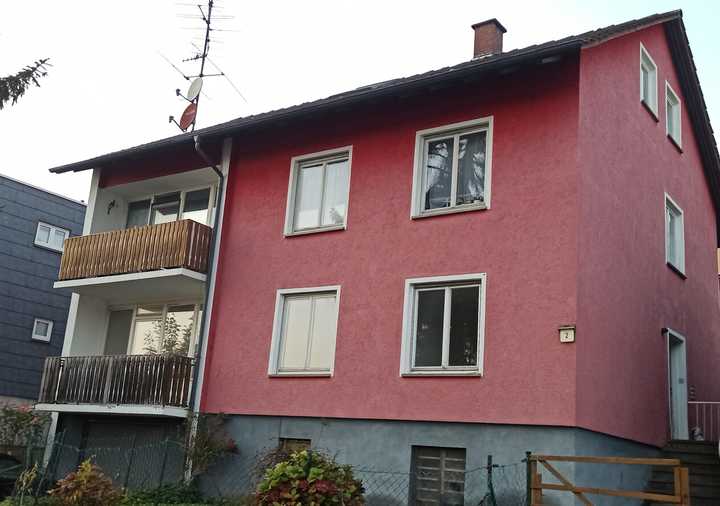 Dreifamilienhaus mit solidem Potenzial.
Jede Wohnung hat ein eigenes Grundbuch.