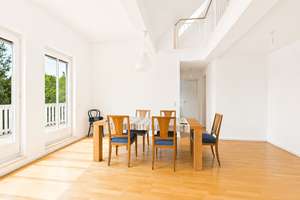 HEGERICH: Stilvolle 2,5-Zimmer-Dachgeschosswohnung mit Galeriepotenzial in München-Waldtrudering! – Die vollständige Adresse der Immobilie erhältst du vom Anbieter., 81827 Waldtrudering, München – Vorschaubild 3