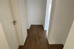 Erstbezug nach Komplettsanierung – 3-Zimmer-Wohnung mit 2 Balkonen und Garage – Schattenbergstraße 16, 75180 Pforzheim – Vorschaubild 1