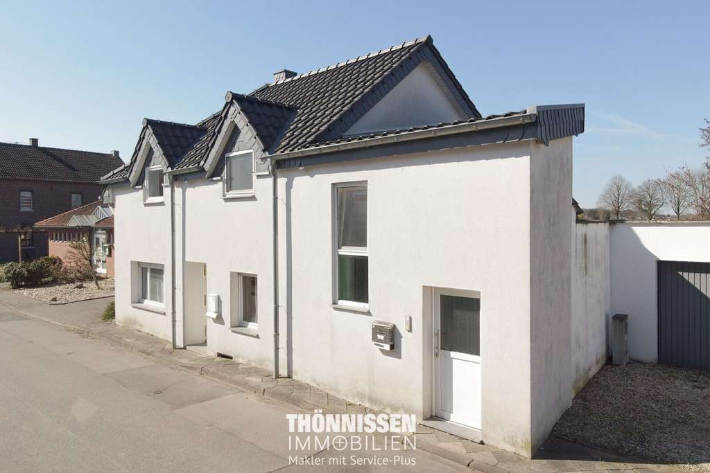 Immobilie in Wegberg - Wohnen & Investieren vereint: Charmantes 2-Familienhaus mit Ausbaupotenzial in Wegberg-Holtum - Bild 1